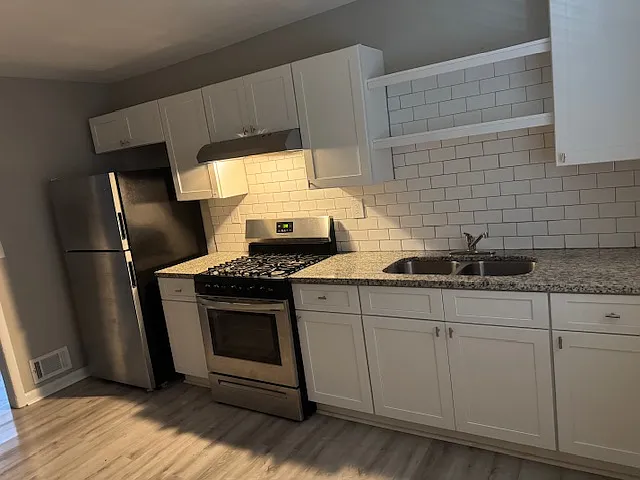 1275 E Washington Ave — Photo 3