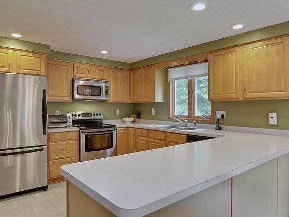 5th image of 270 Curley Dr