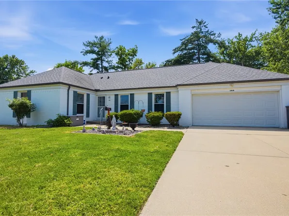 1818 Phillips Pl, Charleston, IL 61920