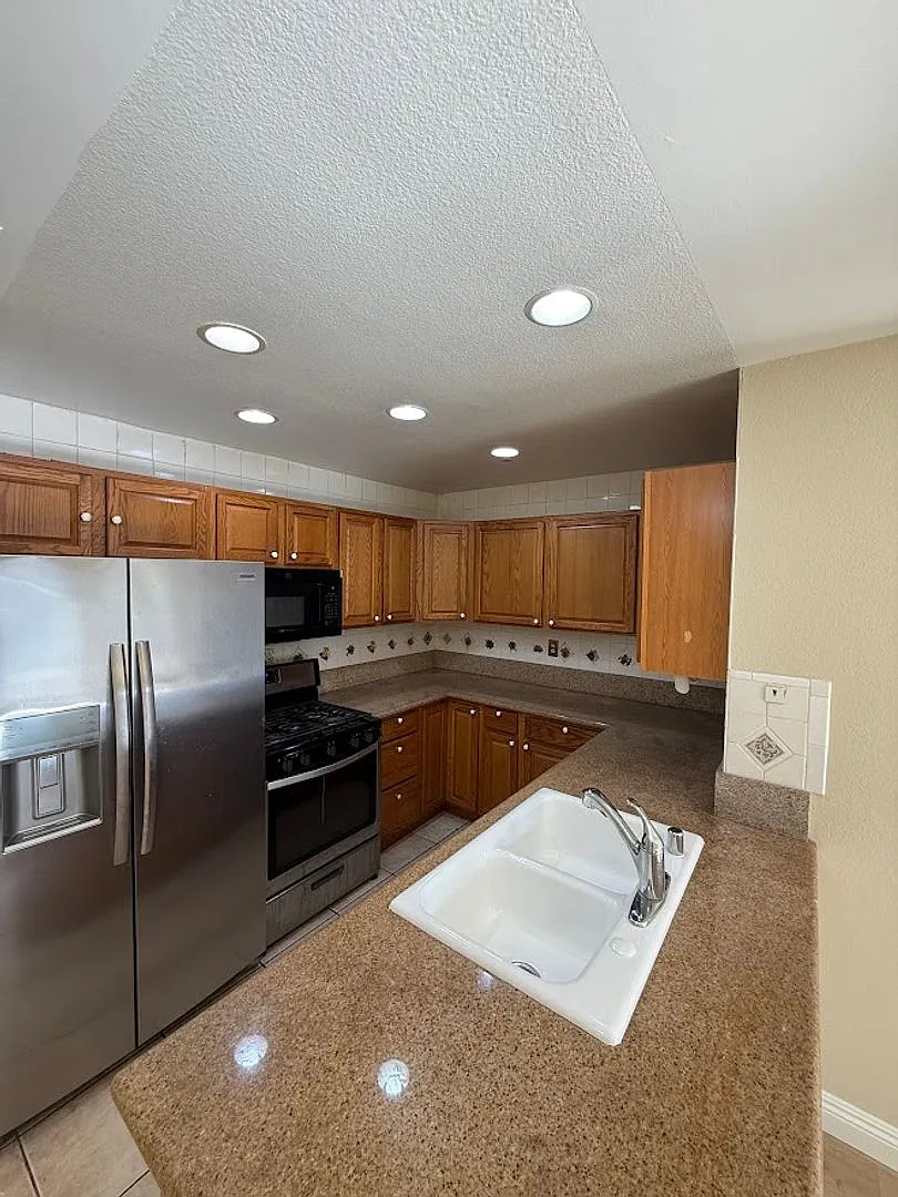 Beautiful 3 Bedroom, 2 Bathroom, Simi Valley Condominium, Ready for Move-In! — Photo 4