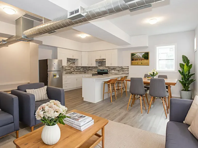 140 Caroline St S #1 — Photo 1