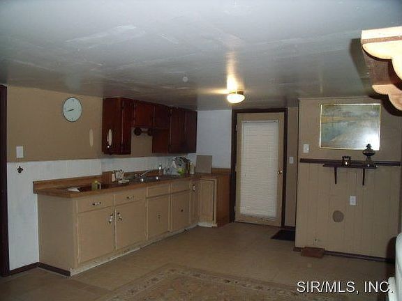 3rd image of 4044 Lake Dr