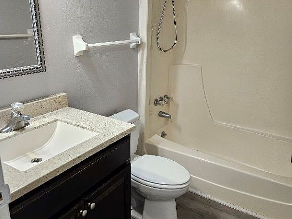 3rd image of 1592 Woodman Dr APT 10