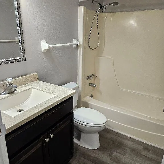 1592 Woodman Dr #10 — Photo 3