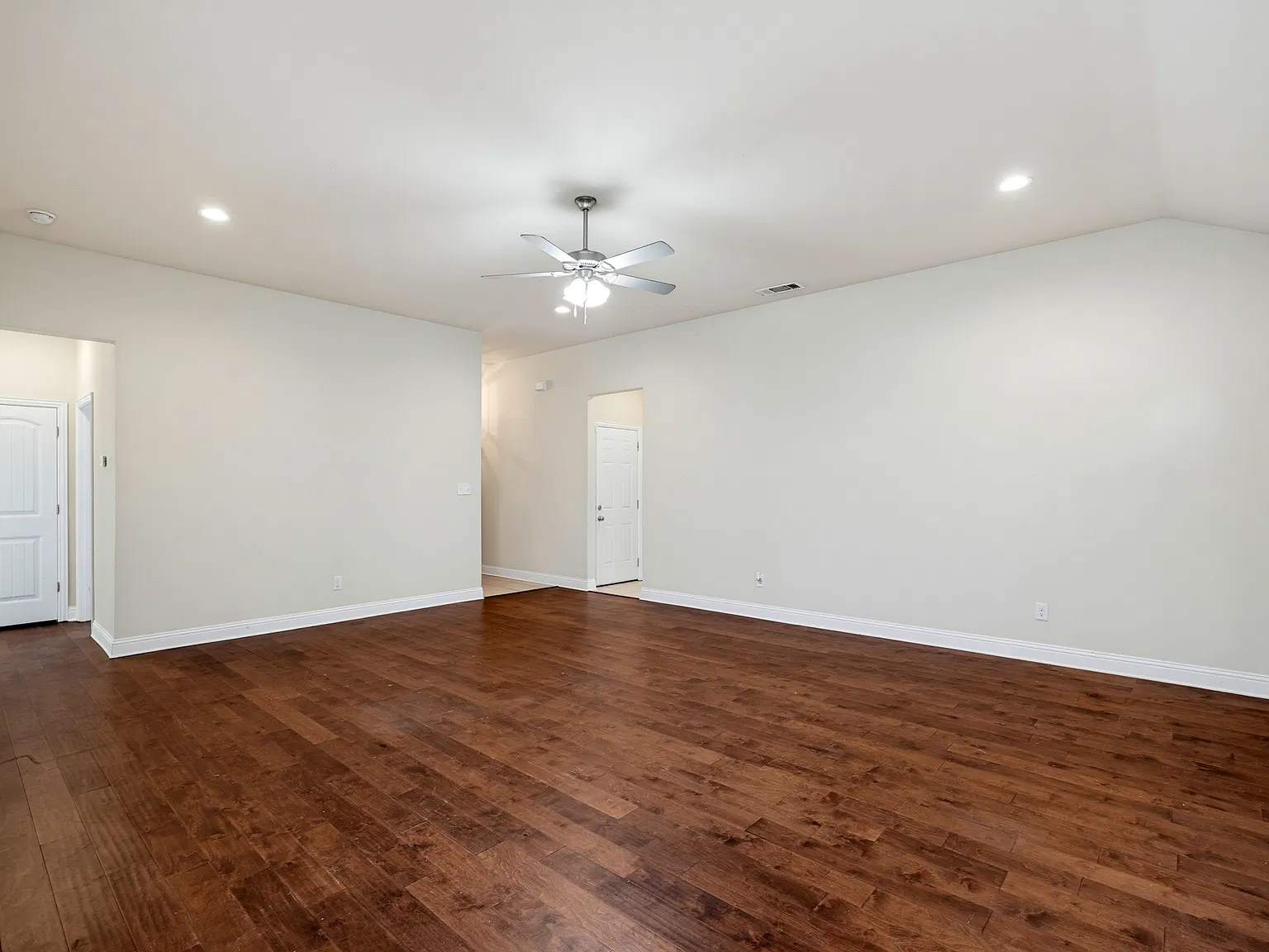 3 bed, 1456 sqft, $1,999 — Photo 2