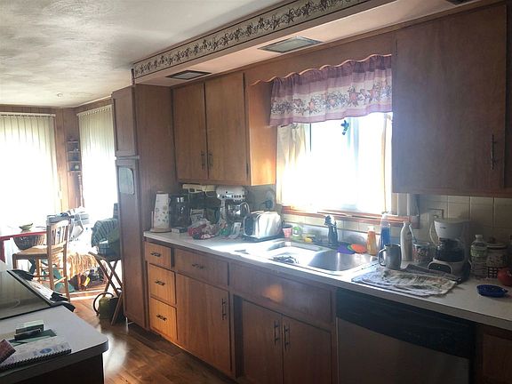 3rd image of 608 W Broadway St