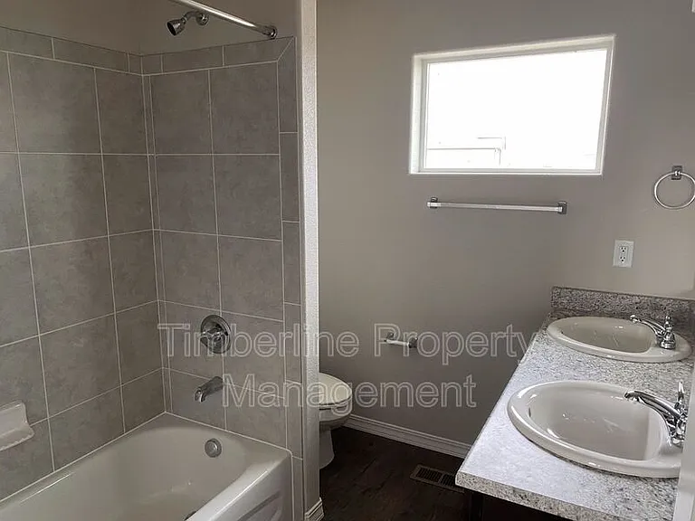 889 Grissom Dr — Photo 16