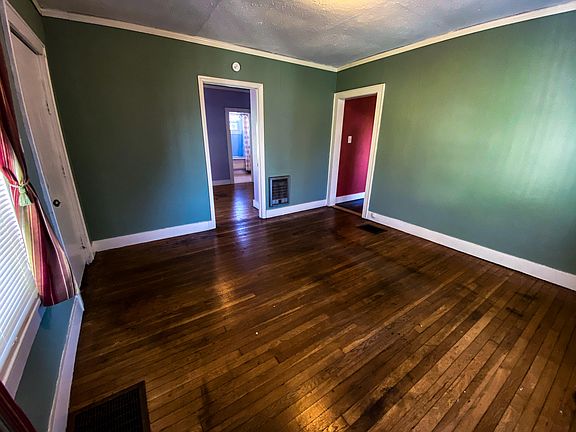 2nd image of 1060 Oak Dr