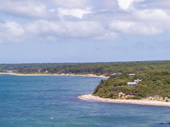 11 Beach Pebble Rd, West Tisbury, MA 02575