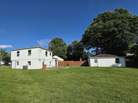 4th image of 1901 Cherry Pl