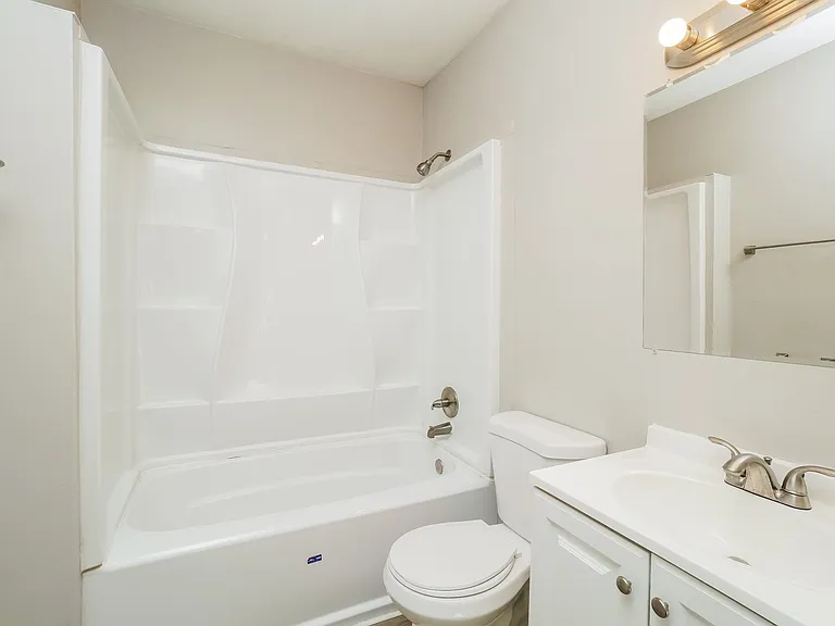 1375674_025_main_bathroom_13186808.jpg