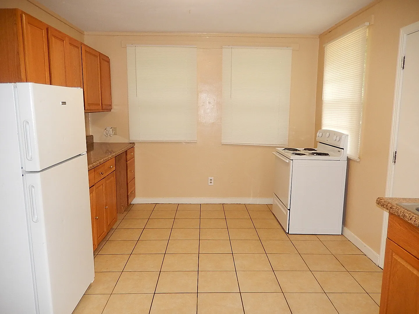 NICE 3/1 House w/ Tile Floors, Washer/Dryer, Split Plan, & Large Yard! $1150/month Avail NOW! — Photo 4