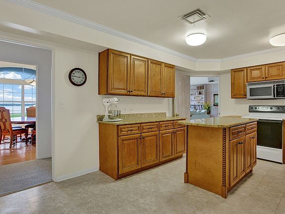 3rd image of 3270 Lakeview Dr #6A