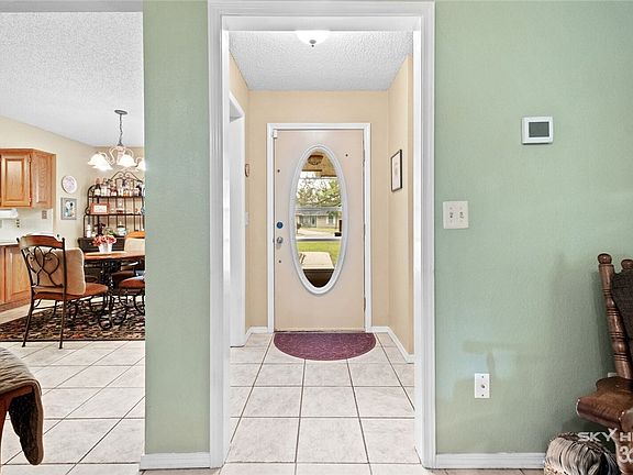 4th image of 2711 Parkwood Dr