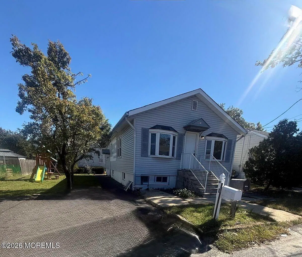 3 bed, 979 sqft, $2,850 — Photo 1
