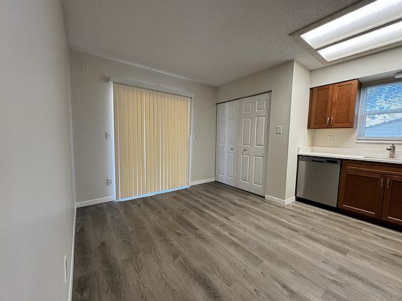 4th image of 2901 Bay View Dr APT B