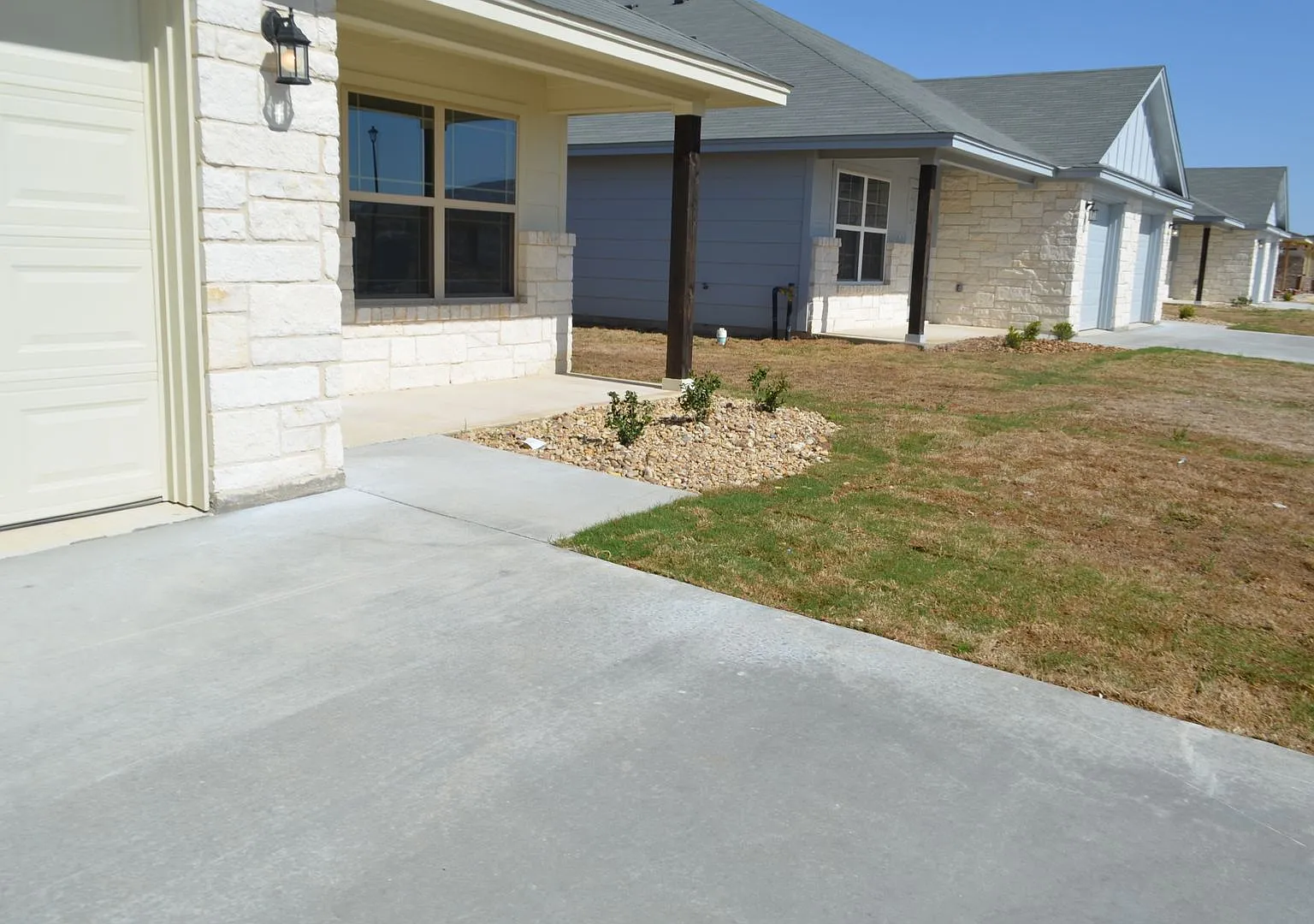 1906 Castroville Tr — Photo 2