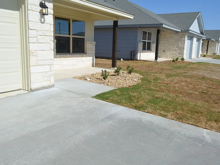 1906 Castroville Tr — Photo 2