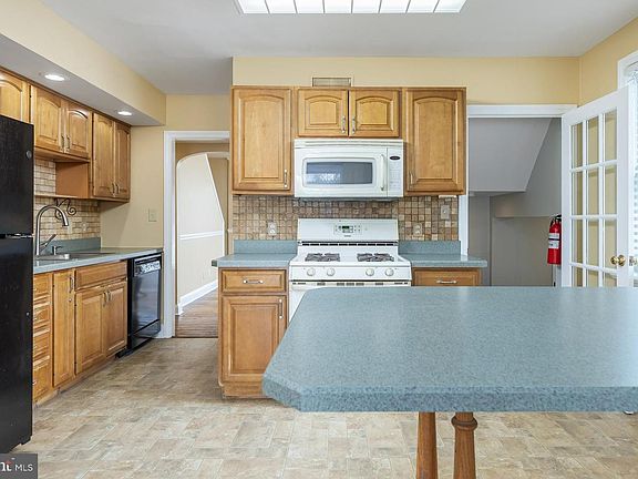 5th image of 411 Ives Ave