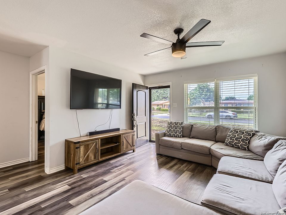 1st image of 207 E VILLARET BLVD
