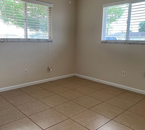 5th image of 821 NE 8th St