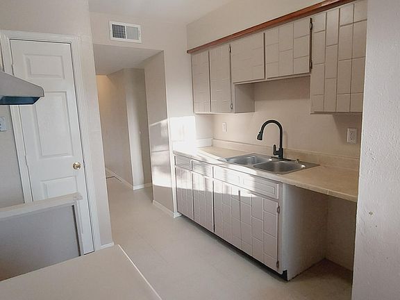 5th image of 2921 Sea Breeze Dr