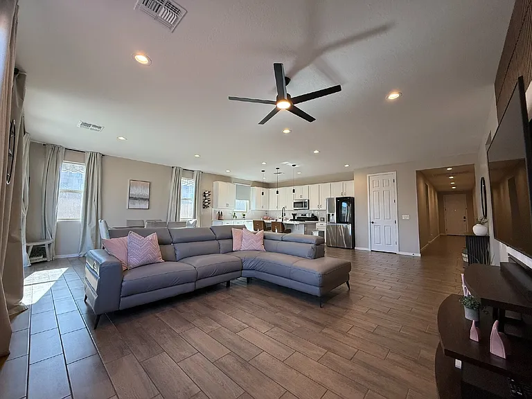 11037 W Hadley St — Photo 26
