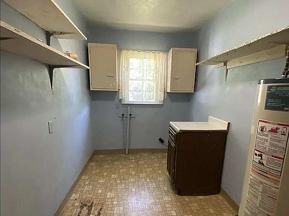5th image of 121 E 5th St