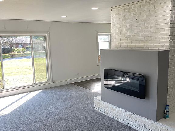 3rd image of 2200 Oak Ln