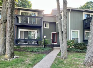 77 Ameridge Dr, Bridgeport, CT 06606
