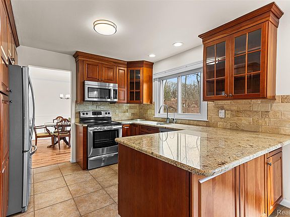 4th image of 800 Ravine Terrace Dr