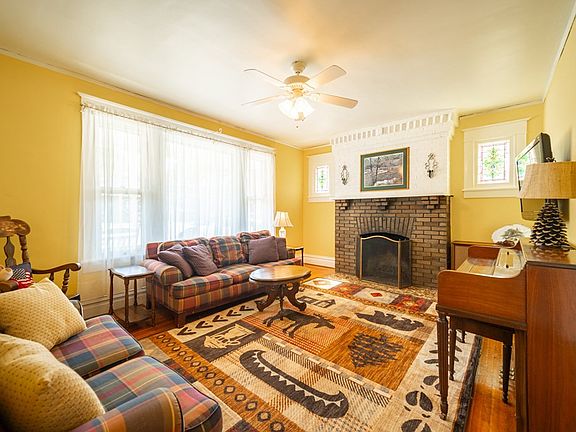 3rd image of 110 Parkside Dr