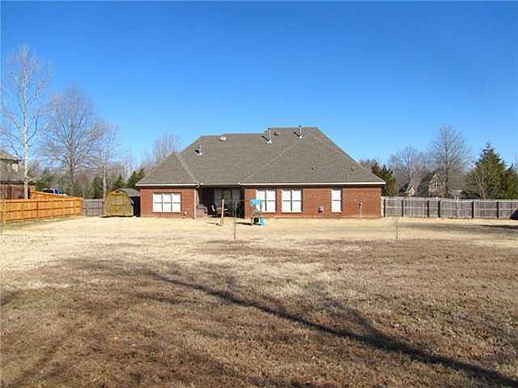 3rd image of 645 Woodsedge Dr