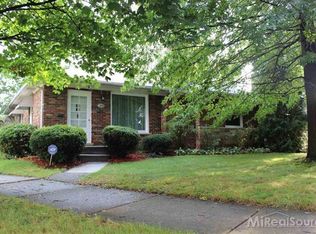 1858 Bournemouth, Grosse Pointe Woods, MI 48236