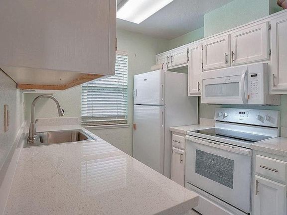 4th image of 132 Bayside Ct