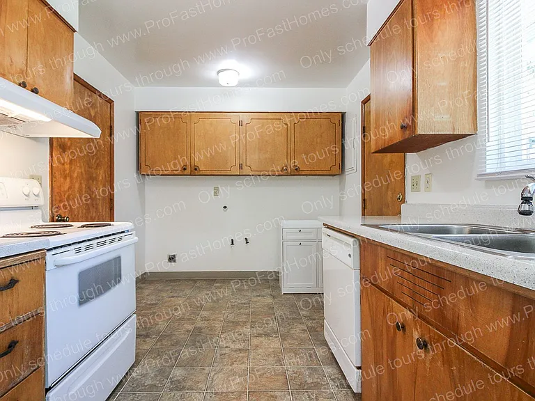 1310 SE 4th St — Photo 11
