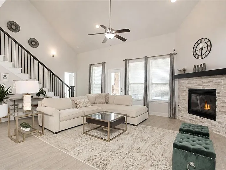 933 Slate Ln — Photo 3