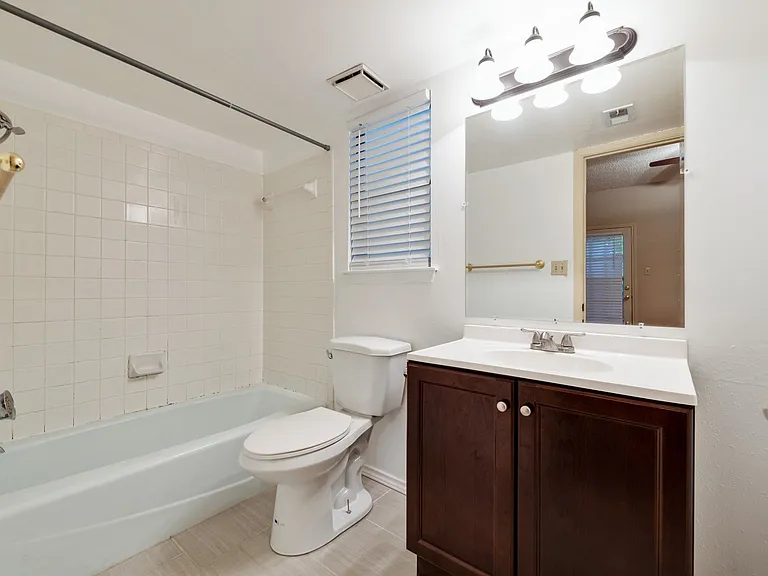 706 W 22nd St #202 — Photo 21