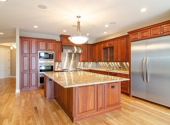 4th image of 1124 Lake St Unit 702