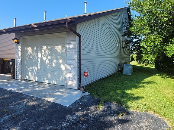 2nd image of 4566 Applewood Ln #1