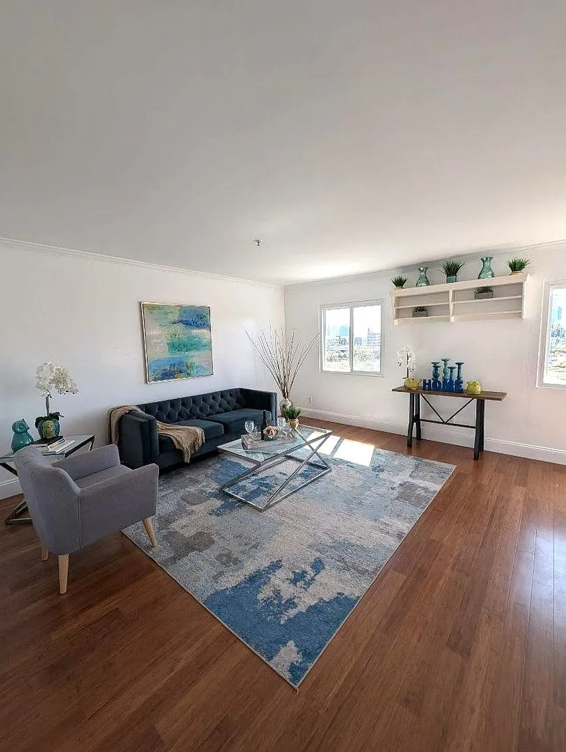 Beautiful unit with a great view of the downtown skyline! — Photo 3