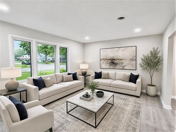 5th image of 700 Hemlock Cres