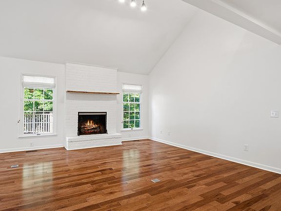 5th image of 1018 Oak Pointe Ct