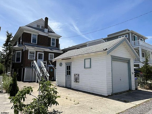 3rd image of 811 2nd St