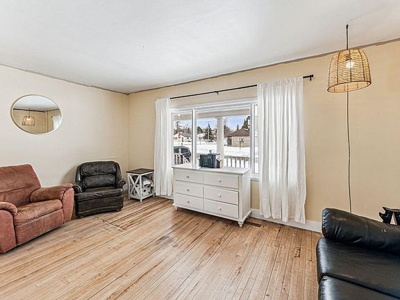 3rd image of 518 18th Ave W