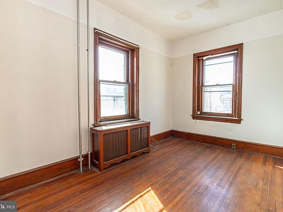 5th image of 324 Wharton St