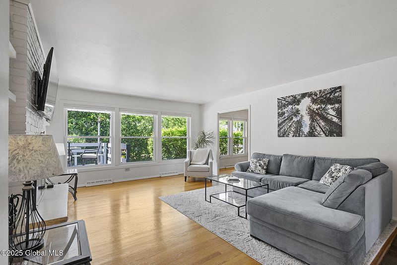 4th image of 102 Fairlawn Avenue