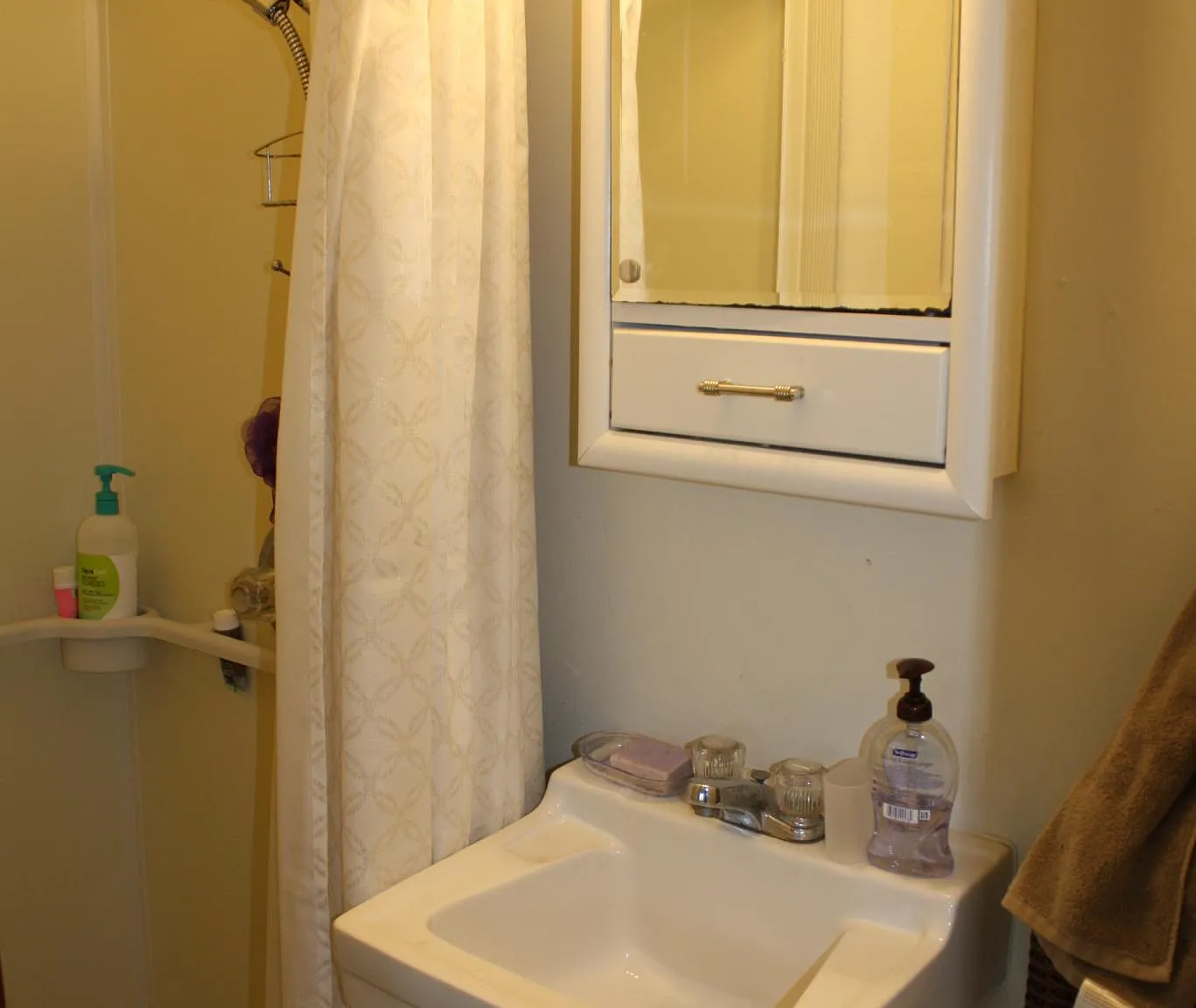 6 bed, 2.5 bath, 2328 sqft, $8,100 — Photo 4