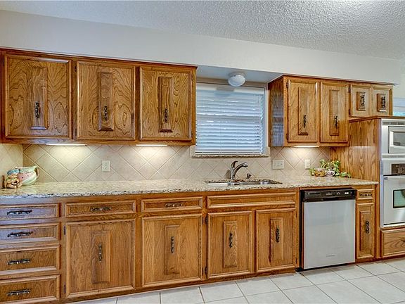2nd image of 1911 Cleburn Dr