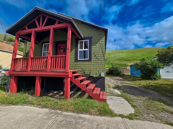 7417 S 18th Ave, Crowsnest Pass, AB T0K 0M0
